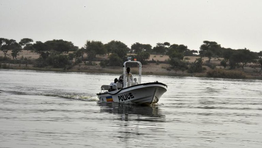 La police tchadienne en patrouille le 25 janvier 2015 sur le lac Tchad, frontalier de quatre pays (Tchad, Nigeria, Niger et Cameroun)
