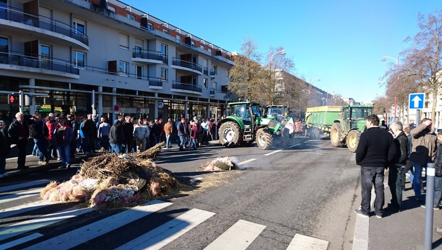 Rodez : 130 agriculteurs bloquent le pont de Bourran jusqu'à 16 heures