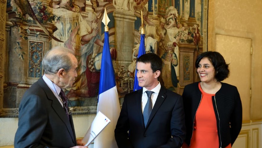L'ancien ministre de la Justice Robert Badinter (g) vient remettre son rapport sur le Travail au Premier ministre Manuel Valls et à la ministre du Travail Myriam El Khomri à Paris, le 25 janvier 2016