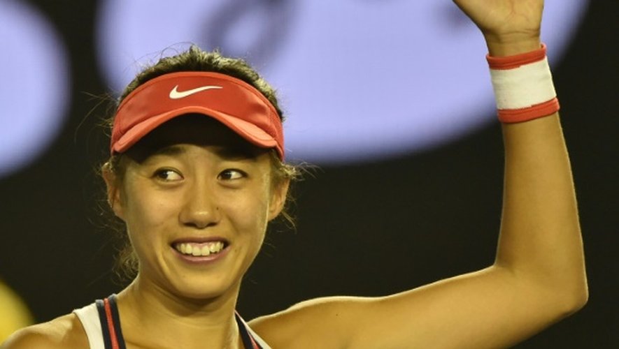 La Chinoise Zhang Shuai salue les spectateurs après sa victoire face à l'Américaine Madison Keys lors de l'Open d'Australie, le 25 janvier 2016 à Melbourne