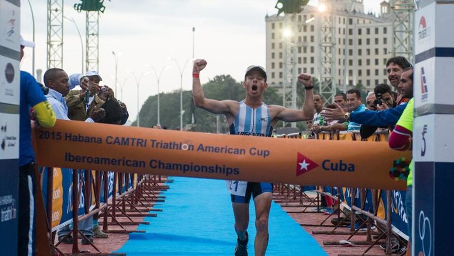 L'Argentin Juan Manuel Asconape franchit la ligne du premier triathlon ibérico-américain à la Havane, le 25 janvier 2015