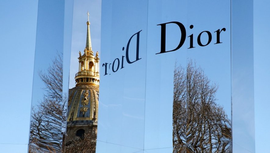 Dior avait déjà connu une vacance de directeur artistique entre le licenciement de John Galliano en mars 2011, et la nomination de Raf Simons en avril 2012