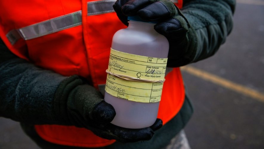 La Guarde nationale reçoit des échantillons d'eau à Flint, le 21 janvier 2016