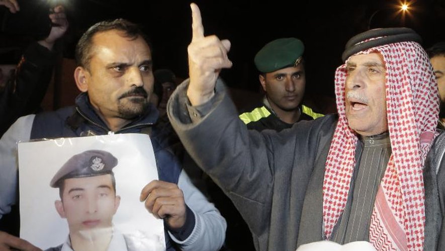 Le père d'un pilote jordanien menacé de mort par l'EI brandit sa photo le 28 janvier 2015 à Amman