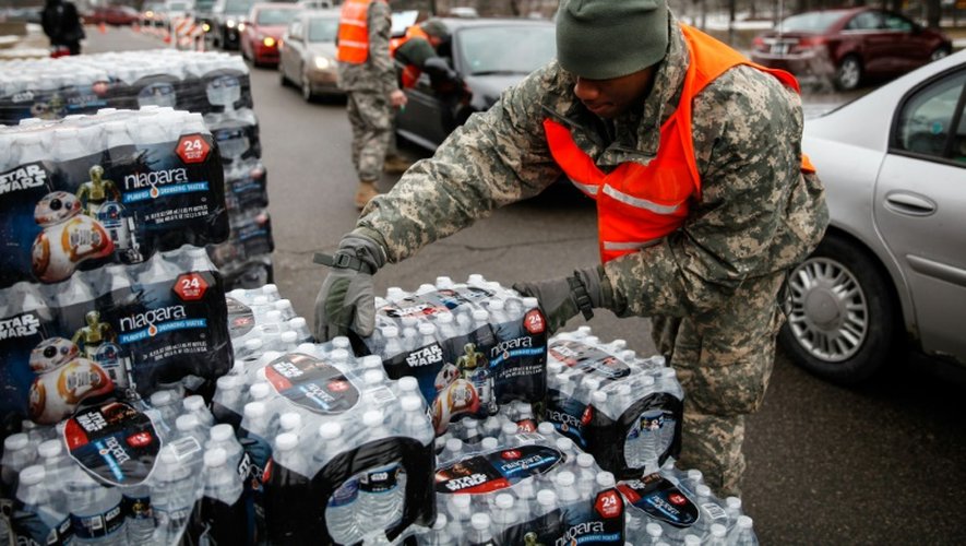 La Guarde nationale prépare des bouteilles d'eau qui seront distribuées aux habitants, à Flint le 21 janvier 2016