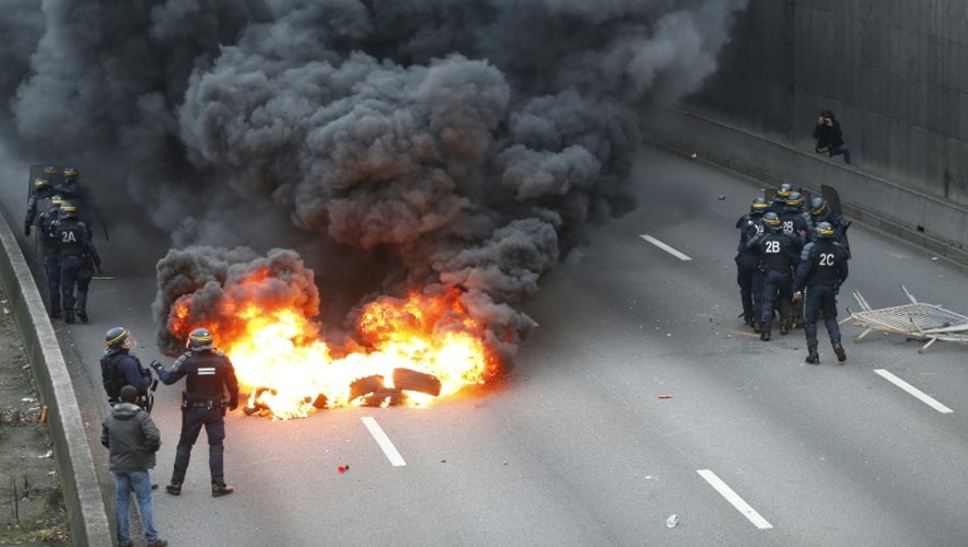 Pneus brûlés par des chauffeurs de taxi sur le périphérique le 26 janvier 2016 à Paris