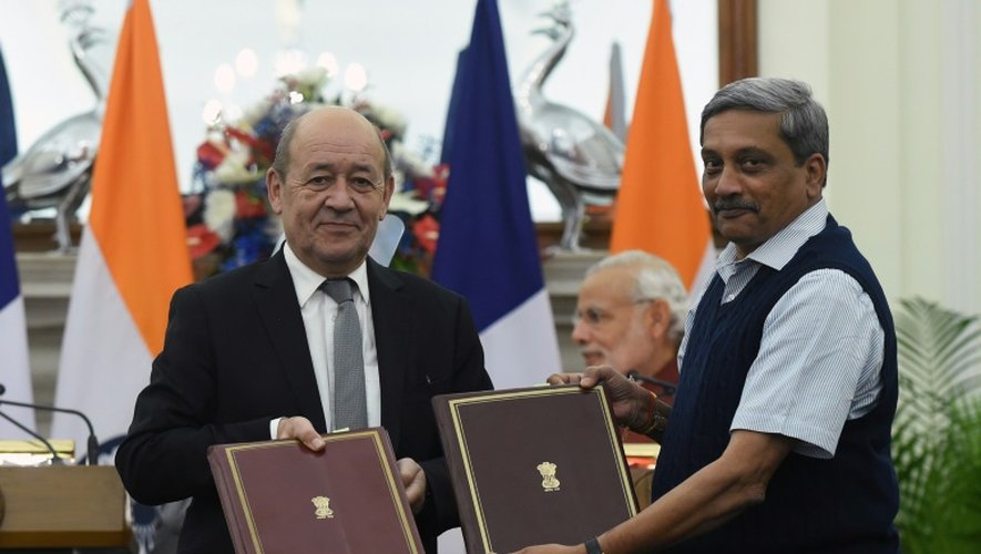 Le ministre français de la Défense Jean-Yves Le Drian et son homologue indien Manohar Parrikar après avoir signé un accord intergouvernemental sur les Rafale le 25 janvier 2016 à New Delhi
