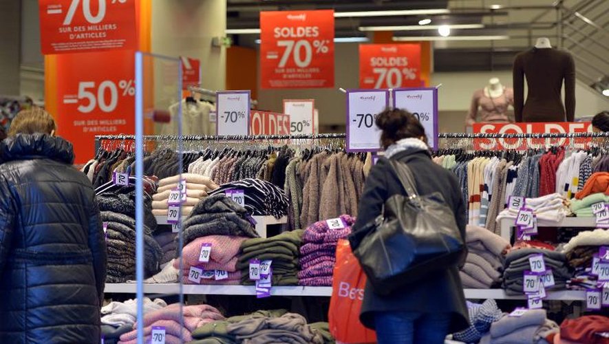 Des personnes regardent des vêtements pendant la période des soldes dans un magasin à Nantes, le 7 janvier 2015