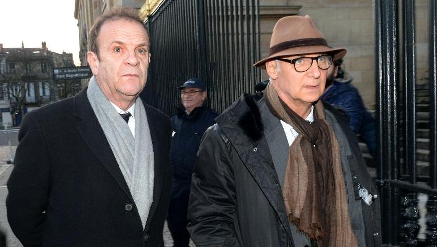 Le photographe français François-Marie Banier (g) et son avocat Me Pierre Cornut-Gentille quitte le tribunal correctionnel de Bordeaux le 27 janvier 2015