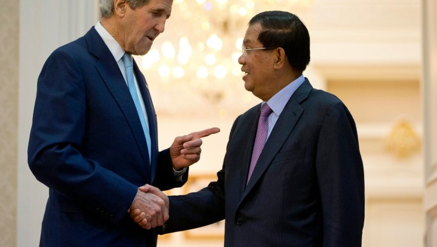Le secrétaire d'Etat américain John Kerry (g) et le Premier ministre cambodgien Hun Sen à Phnom Penh, le 26 janvier 2016