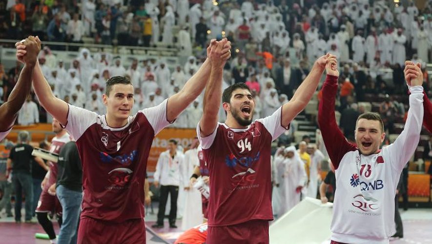 Les joueurs du Qatar célèbrent leur qualification pour les demi-finales du Mondial de hand aux dépens de l'Allemagne, le 28 janvier 2015 à Doha