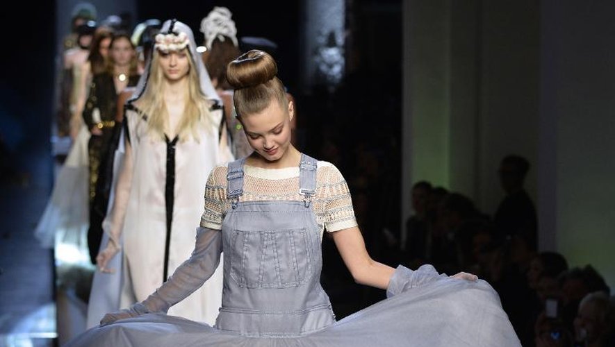 Le mannequin américain Lindsey Wixon porte une création de Jean-Paul Gaultier, le 28 janvier 2015 à Paris