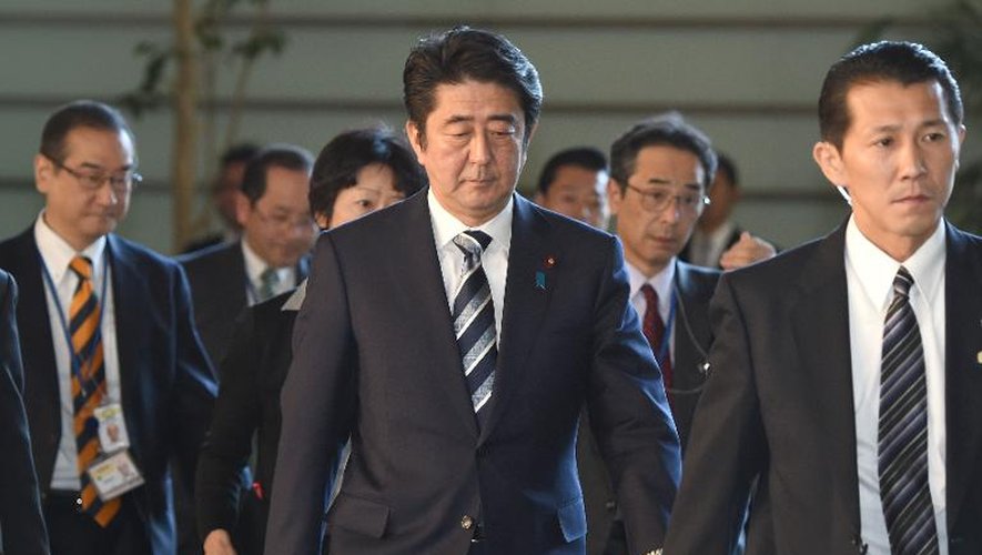 Le Premier ministre japonais  Shinzo Abe à son arrivée à son bureau le 29 janvier 2015 à Tokyo