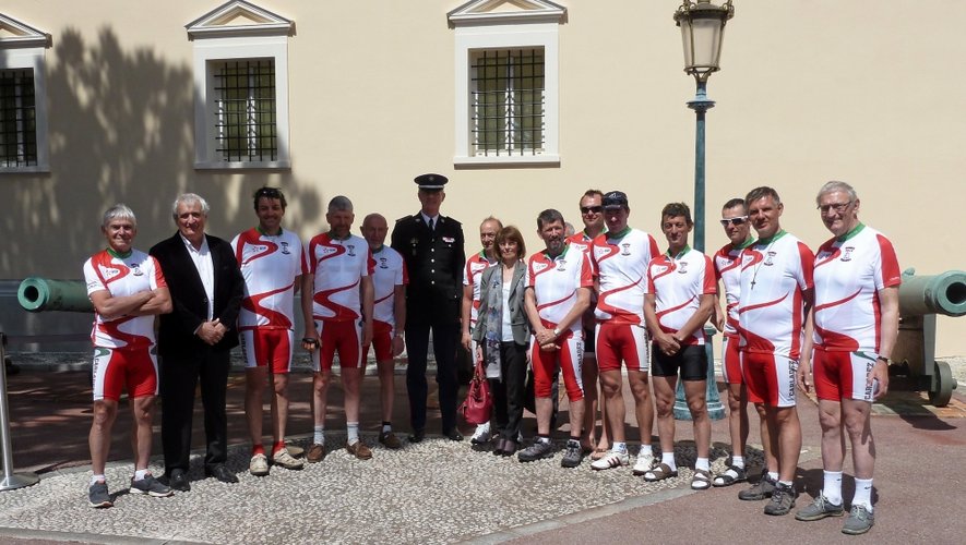 Le prince Albert II fera-t-il quelques hectomètres avec le Cyclo club, ici avec le maire de Mur Alain Cézac à leur arrivée au palais de Monaco? Réponse en mai.