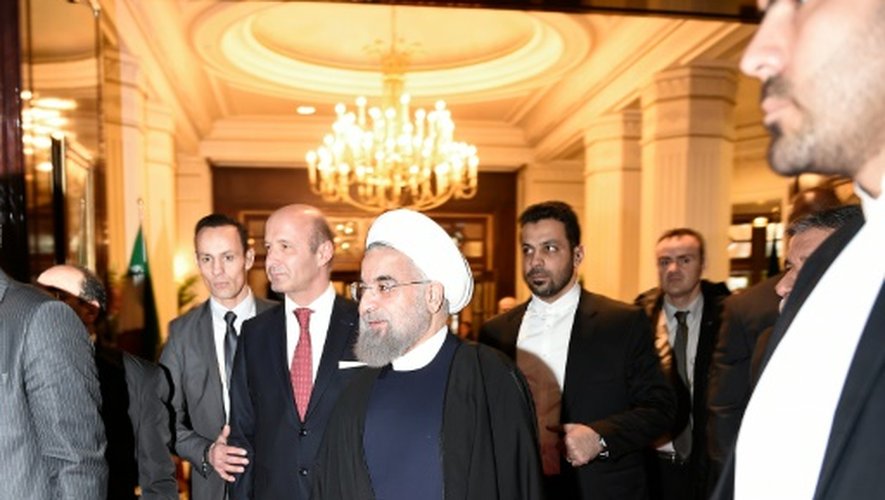 Le président iranien Hassan Rohani (C) arrive à son hôtel à Paris le 27 janvier 2016