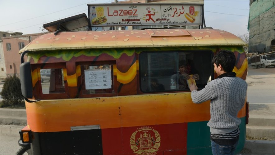Un client afghan achète un burger dans un "food truck" à Kaboul, le 27 décembre 2015