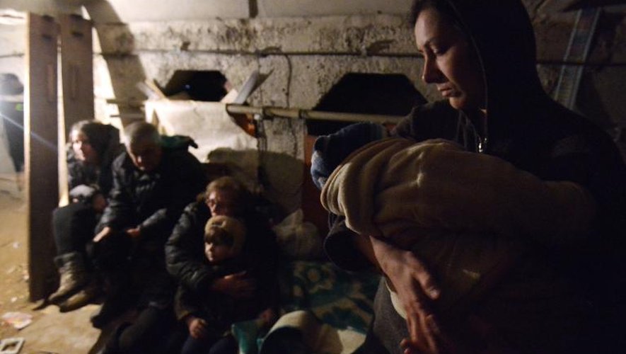 Des familles d'Ukrainiens ont trouvé refuge le 29 janvier 2015 dans un abri de la ville de Yenakiieve, bombardée