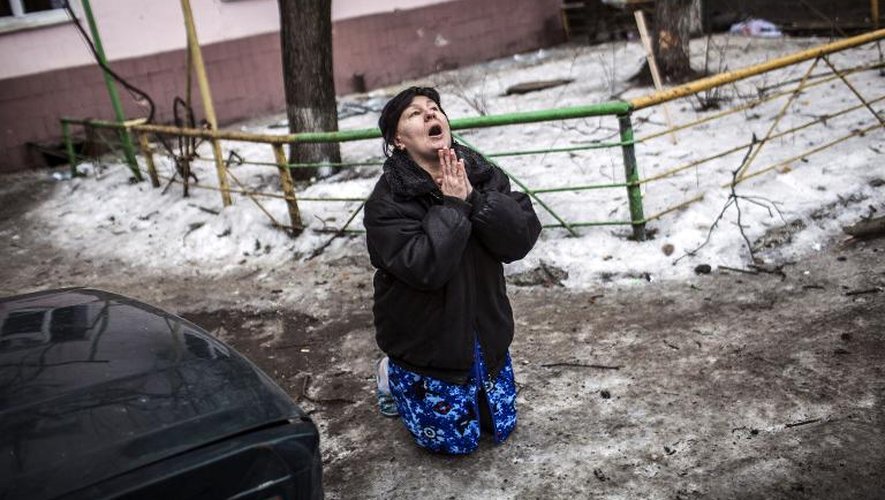 Une femme ukrainienne supplie le président Porochenko de stopper les bombardements sur la ville rebelle prorusse de Donetsk, le 29 janvier 2015