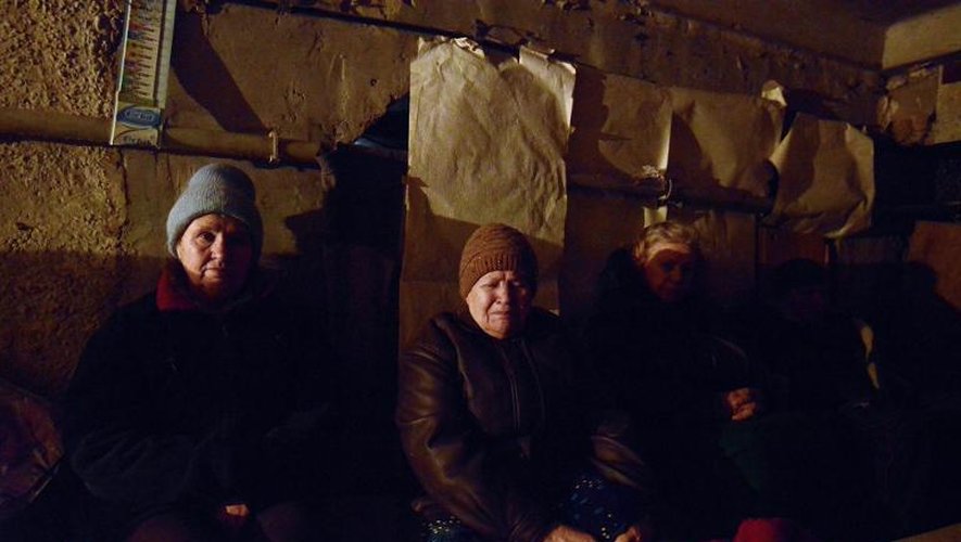 Des habitants d'Enakieve, près de Debaltseve, attendent dans un refuge la fin des bombardements, le 29 janvier 2015 dans l'Est de l'Ukraine