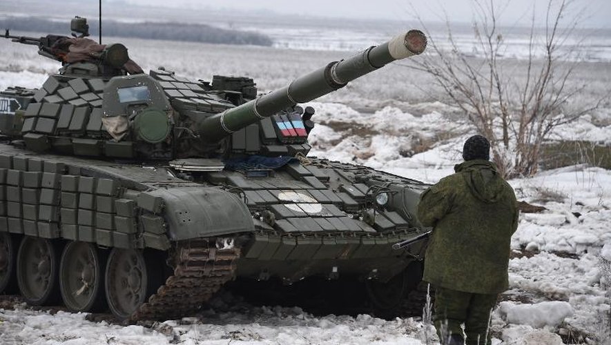 Des séparatistes prorusses près d'un char à un checkpoint à Enakieve, près de Debaltseve, le 29 janvier 2015 dans l'Est de l'Ukraine