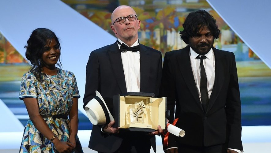 Jacques Audiard et les acteurs sri-lankais Kalieaswari Srinivasan (g) et Jesuthasan Antonythasan récompensés pour le film "Dheepan", le 24 mai 2015 au Festival de Cannes