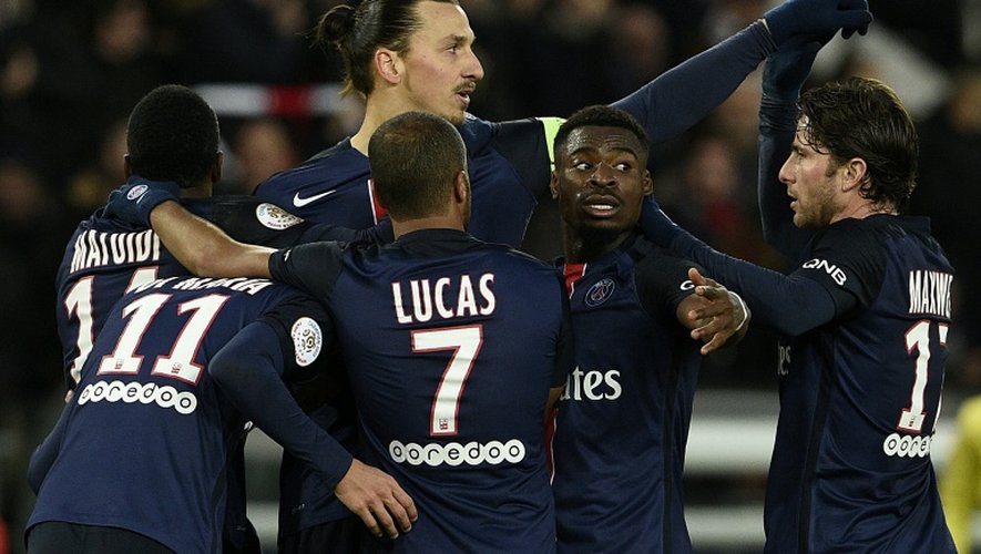 Ses coéquipiers de Paris Saint-Germain célebrent l'attaquant suédois Zlatan Ibrahimovic après un but pendant le match de Ligue 1 contre Angers, le 23 janvier au Parc des Princes