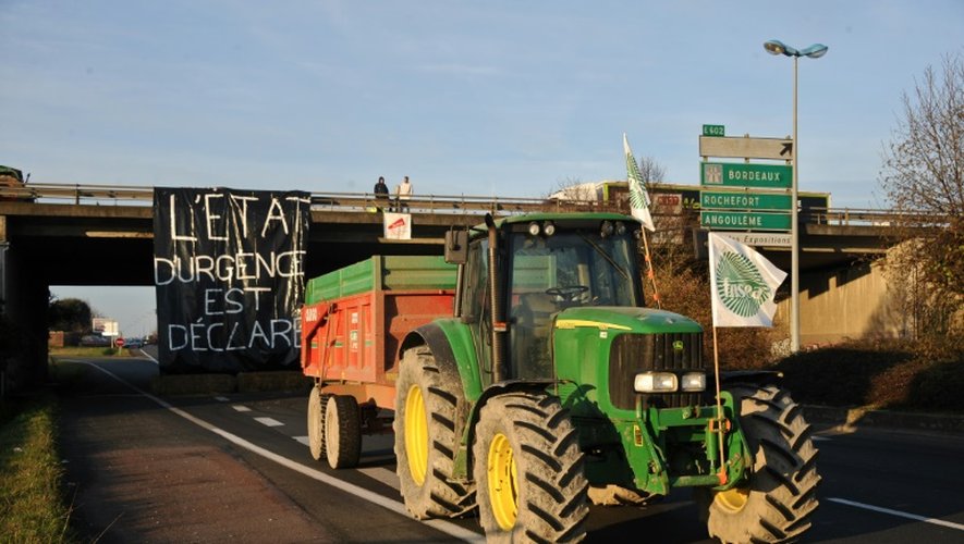 Des agriculteurs bloquent les routes à La Rochelle le 25 janvier 2016