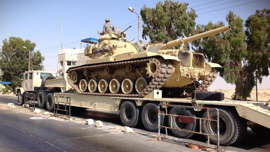Un char de l'armée égyptienne déployé à El-Arich, capitale du Nord-Sinaï, le 16 juillet 2013, près de la frontière entre l'Egypte et la bande de Gaza