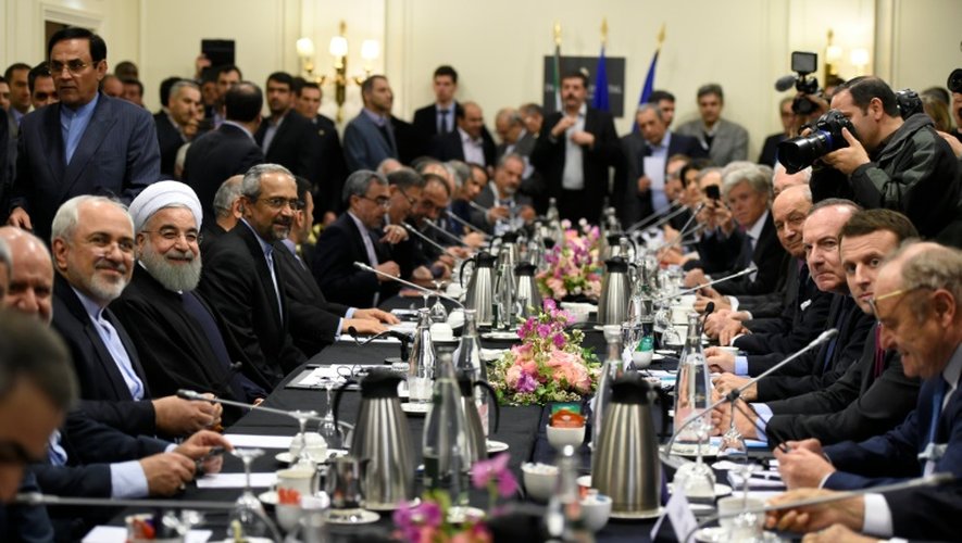 Le président iranien Hassan Rohani (3e g) et son ministre des Affaires étrangères, Mohammad Javad Zarif, rencontre le ministre de l'Economie Emmanuel Macron (2e d) et le président du Medef, Pierre Gattaz (3e g) et le ministre des Affaires étrangères Laurent Fabius (4e d), le 27 janvier 2016 à Paris