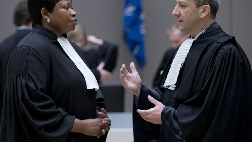 La procureure de la CPI, Fatou Bensouda (g) et Emmanuel Altit, l'avocat de l'ex-président ivoirien Laurent Gbagbo, le 28 janvier 2016 avant l'ouverture du procès à La Haye