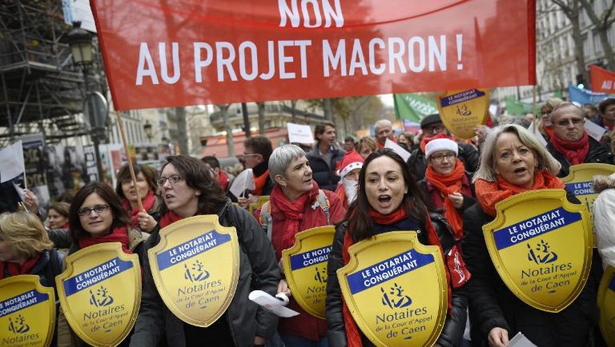 Des manifestants protestent contre le projet de loi Macron à Paris le 10 décembre 2014