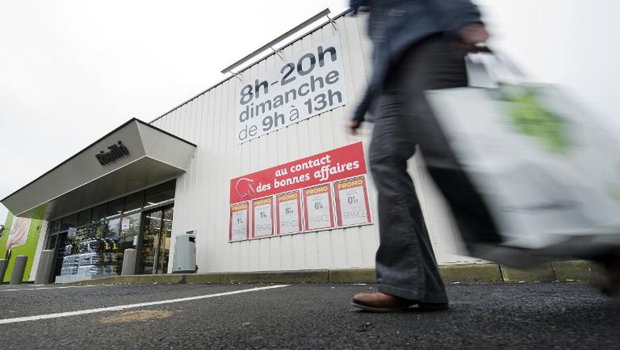 Entrée du Carrefour de Riaille, dans l'ouest de la France, le 28 janvier 2015, informant ses clients de l'ouverture du magasin tous les dimanches matin