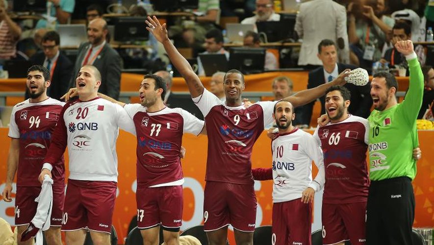 Les joueurs du Qatar fêtent leur qualification pour la finale du Mondial de handball, le 30 janvier 2015 à Doha