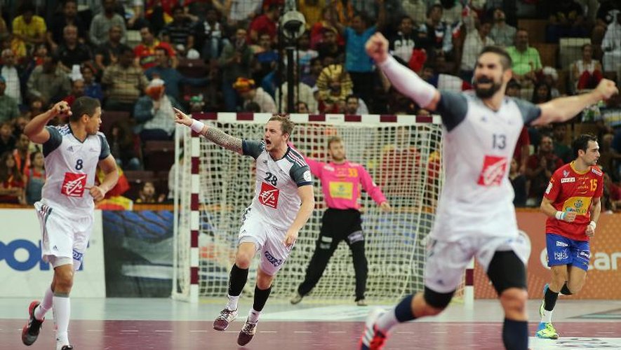Les Français exultent après un but de Valentin Porte (c) face à l'Espagne, en demi-finale du Mondial de handball, le 30 janvier 2015 à Doha