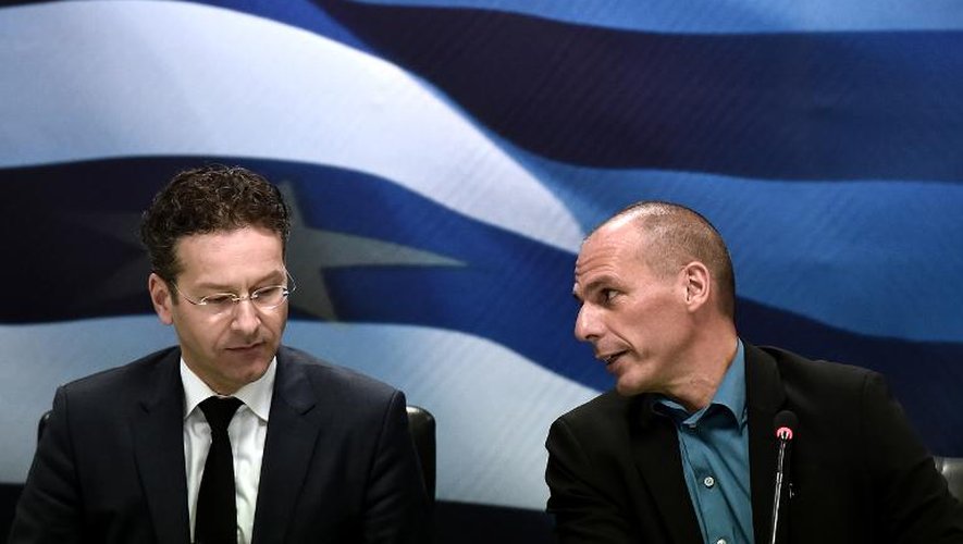 Le ministre grec des Finances Yanis Varoufakis (d) et le patron de la zone euro Jeroen Dijsselbloem, lors d'une conférence de presse à Athènes, le 30 janvier 2015