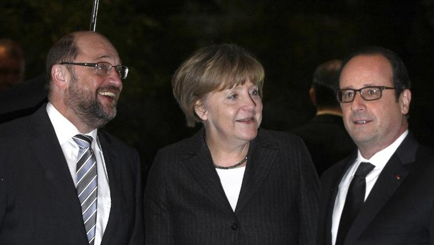 La Chancelière allemande Angela Merkel, le président français François Hollande (d) et le président du Parlement européen Martin Schulz, lors d'un dîner à Strasbourg, le 30 janvier 2015