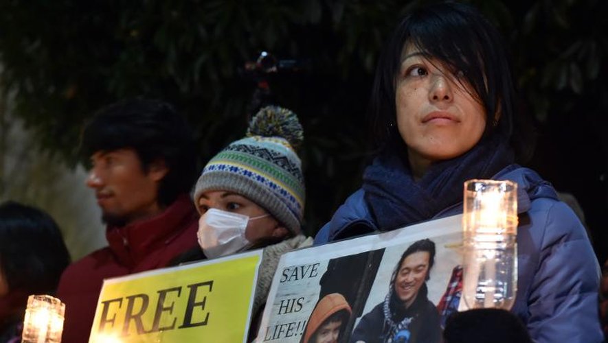 Manifestation pour la libération de l'otage japonais Kenji Goto aux mains du groupe Etat islamique devant la résidence du Premier ministre japonais Shinzo Abe, le 30 janvier 2015 à Tokyo