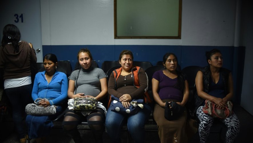 Un groupe de femmes enceintes attend dans une maternité de Guatemala City on January 26, 2016