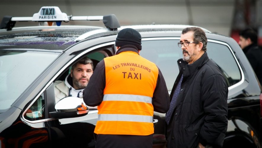 Des taxis en grève Porte Maillot à Paris, le 28 janvier 2016