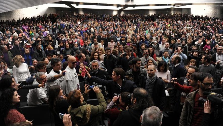 Le leader du parti antilibéral espagnol Podemos, Pablo Iglesias (c), rencontre des militants lors d'un rassemblement à Séville, le 17 janvier 2015