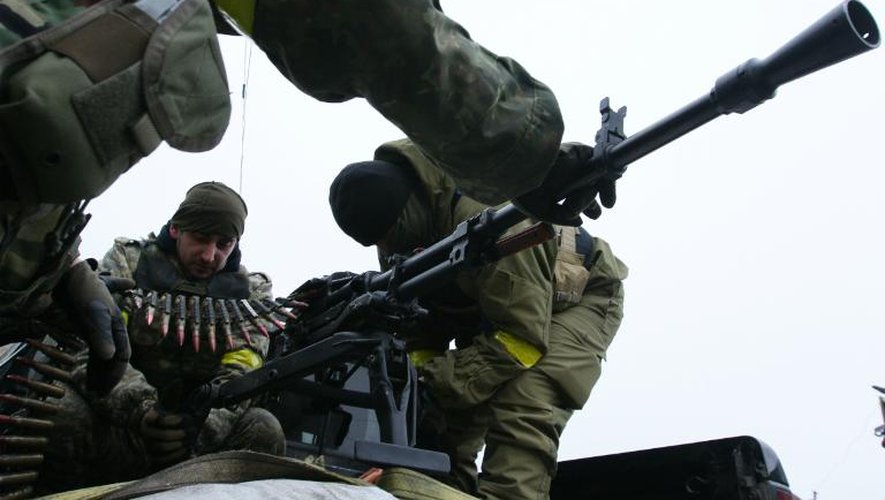 Des soldats ukrainiens préparent leurs munitions sur la ligne de front, près de Marioupol, le 26 janvier 2015 dans l'est du pays