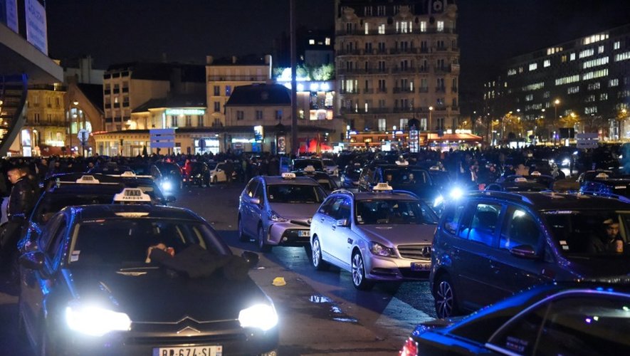 Rassemblement de taxis le 28 janvier 2016 Porte Maillot à Paris
