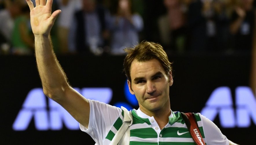Roger Federer salue la foule après sa défaite face à Novak Djokovic, le 28 janvier 2016 à l'Open d'Australie