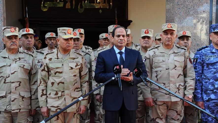 Le président égyptien Abdel-Fattah al-Sissi, entouré de généraux, lors d'une conférence de presse au Caire le 31 janvier 2015