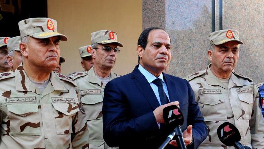 Le président égyptien Abdel-Fattah al-Sissi, entouré de généraux, lors d'une conférence de presse au Caire le 31 janvier 2015