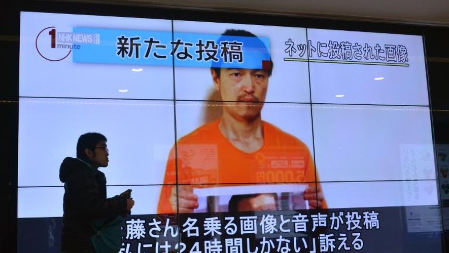 Ecran de télévision à Tokyo le 28 janvier 2015 où apparait l'otage japonais Kenji Goto que le groupe jihadiste Etat islamique (EI) affirme avoir exécuté