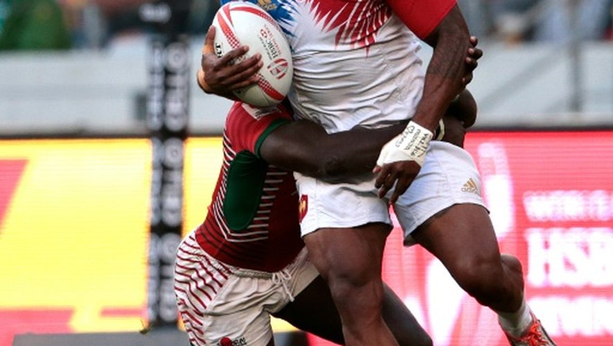 Le Fidjien de l'équipe de France de rugby à VII, Virimi Vakatawa,  résiste à un plaquage lors d'un tournoi au Cap, le 13 décembre 2015