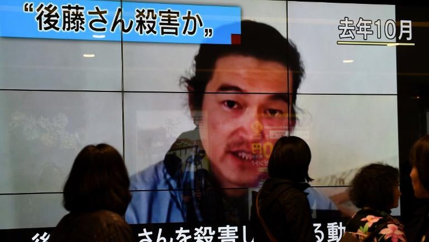 Le visage de l'otage japonais Kenji Goto apparaît sur un écran de télévision avec l'annonce de son exécution par le groupe EI, le 1er février 2015 à Tokyo