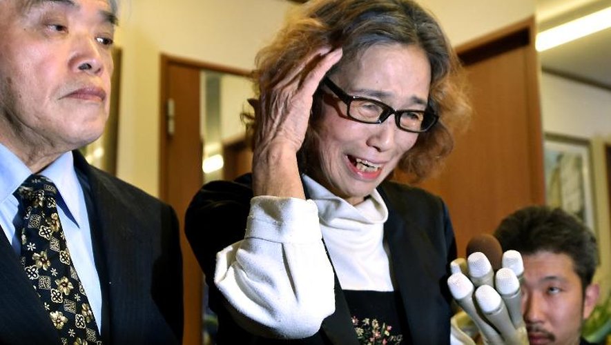Junko Ishido (d), la mère de l'otage japonais Kenji Goto, exécuté par le groupe EI, parle aux journalistes aux côtés de son mari Yukio Ishido (g), chez eux, le 1er février 2015 à Tokyo