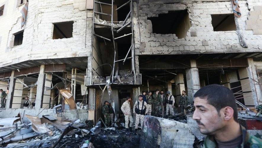 Dégâts après un attentat à Sayyuda Zeinab, dans la banlieue de Damas, le 31 janvier 2016